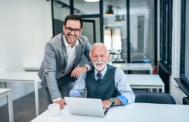 Wielopokoleniowy zespół – współpraca, jak nim zarządzać, różnorodność pokoleniowa