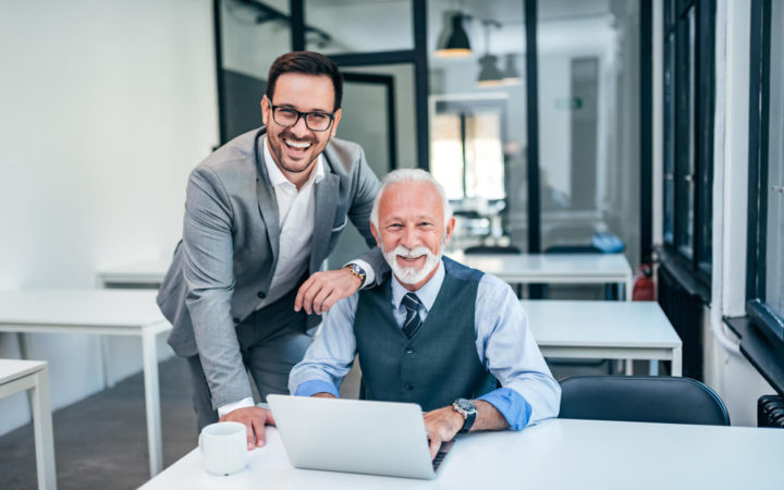 Wielopokoleniowy zespół – współpraca, jak nim zarządzać, różnorodność pokoleniowa