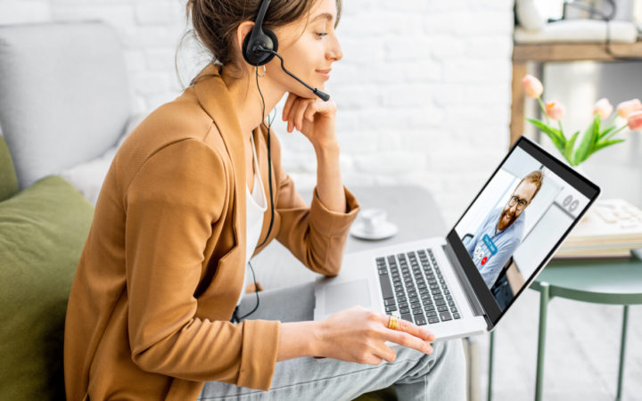 Praca hybrydowa – na czym polega? Wady i zalety