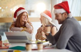 Prezenty świąteczne dla pracowników 2025 – pomysły, ranking prezentów, podatek