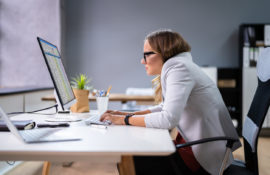 BHP pracy przy komputerze. Jak powinno wyglądać stanowisko pracy?