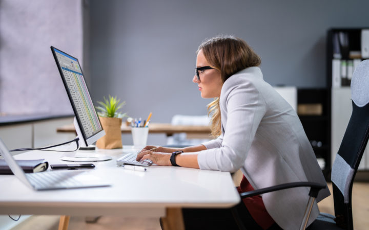 BHP pracy przy komputerze. Jak powinno wyglądać stanowisko pracy?