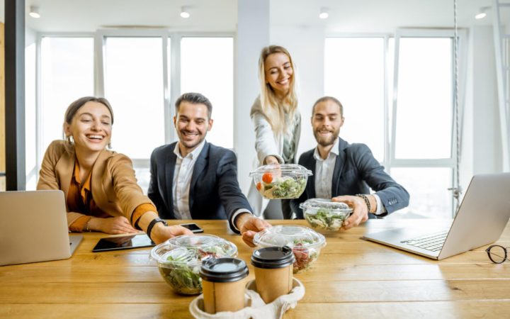 Jak jedzenie w pracy wpływa na produktywność pracownika?