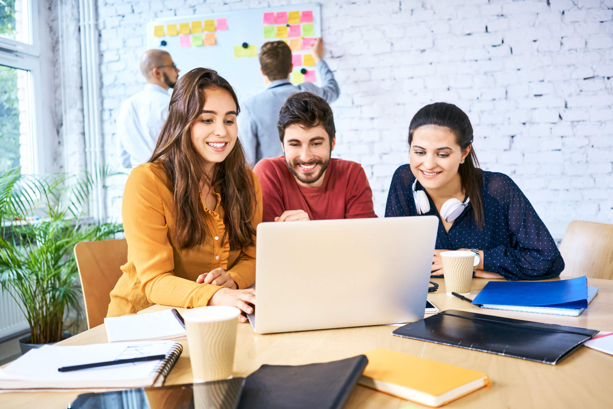 Przedstawiciele pokolenia Z różnią się od pokolenia Y podejściem do pracy, kompetencjami oraz komunikacją.
