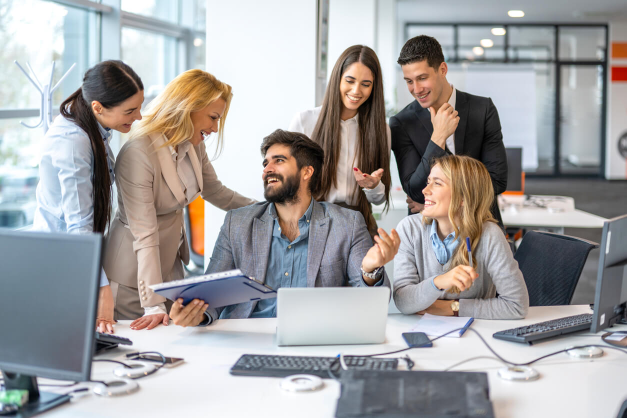 uśmiechnięci pracownicy w biurze podczas integracji pracowników