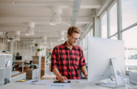 Praca na stojąco przy komputerze – co daje?